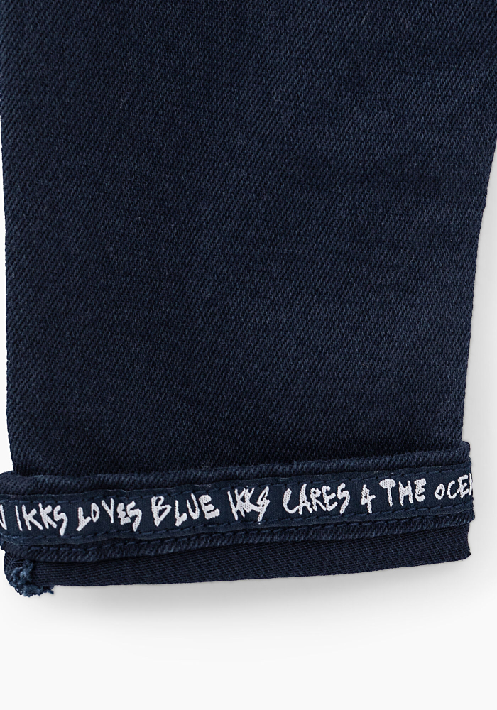 detail dětské chlapecké džíny s pružným pasem IKKS