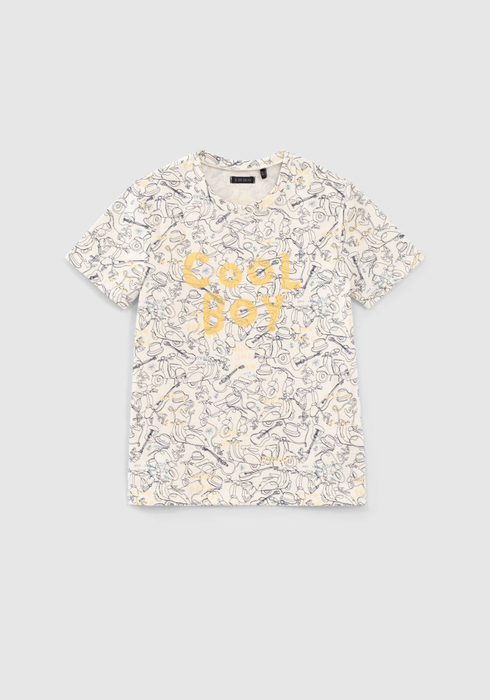 detail Chlapecké tričko z organické bavlny s celoplošným potiskem perokreseb IKKS