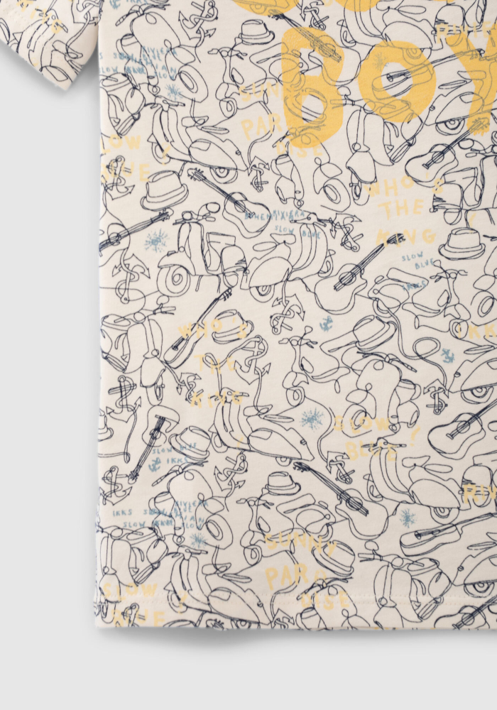 detail Chlapecké tričko z organické bavlny s celoplošným potiskem perokreseb IKKS