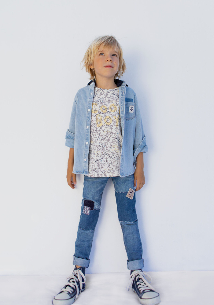 detail Chlapecké tričko z organické bavlny s celoplošným potiskem perokreseb IKKS