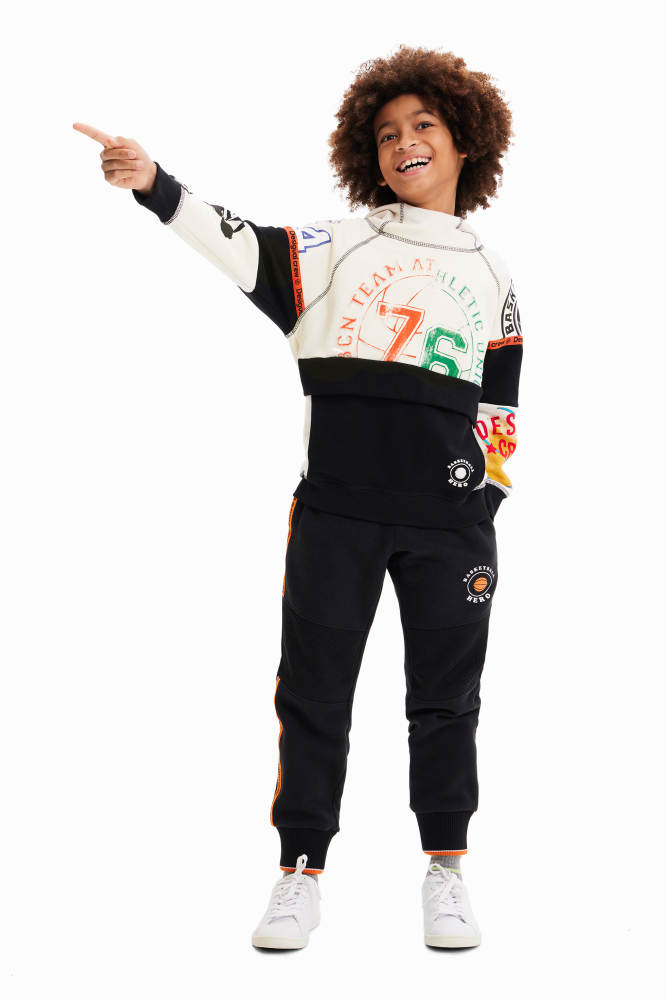 detail Chlapecká volná mikina s kapucí s různými potisky ve sportovním stylu DESIGUAL