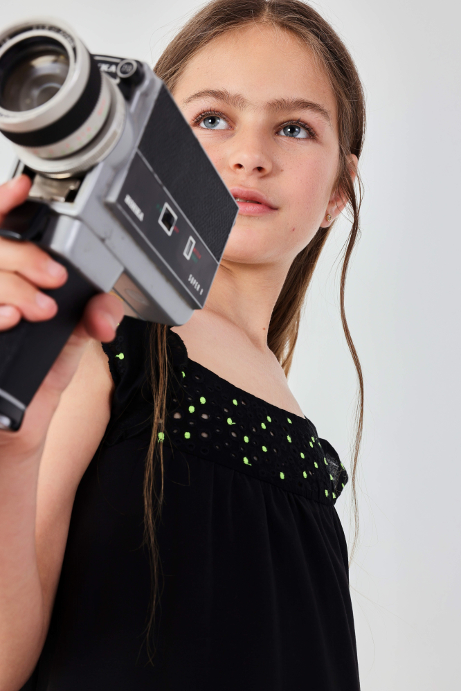 detail Dívčí černé šaty s volány a výšivkou BOBOLI