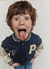 Chlapecká varsity bunda s kontrastními rukávy a výšivkou MAYORAL