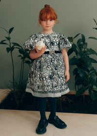 Dívčí bílé šaty s černou květinovou výšivkou a páskem ABEL & LULA