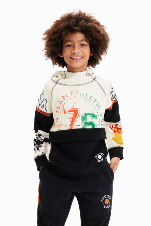 detail Chlapecká volná mikina s kapucí s různými potisky ve sportovním stylu DESIGUAL