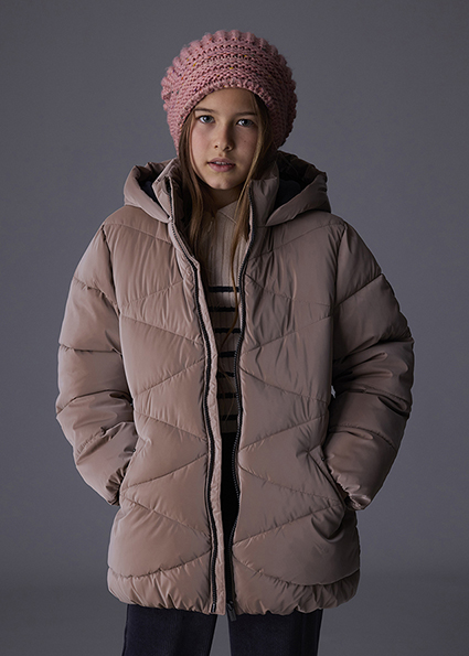 detail Dívčí hnědá prošívaná bunda s kapucí na zimu MAYORAL