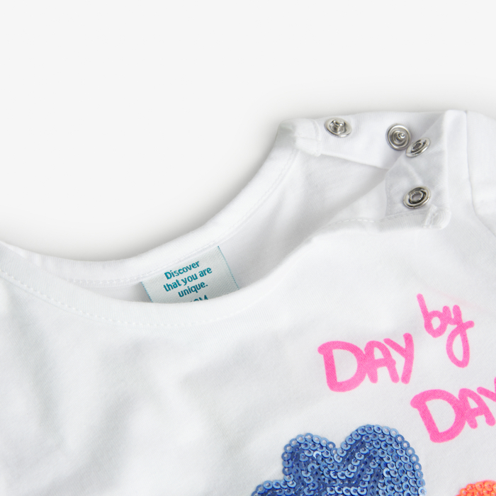 detail Dívčí bílé tričko Boboli – Growing day by day BOBOLI