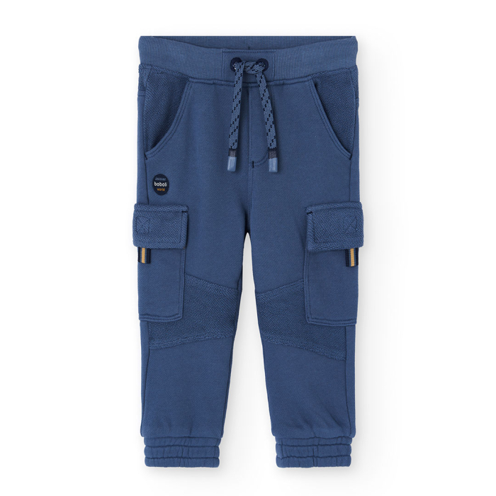 detail Chlapecké modré tepláky s kapsami a šňůrkou v pase. BOBOLI