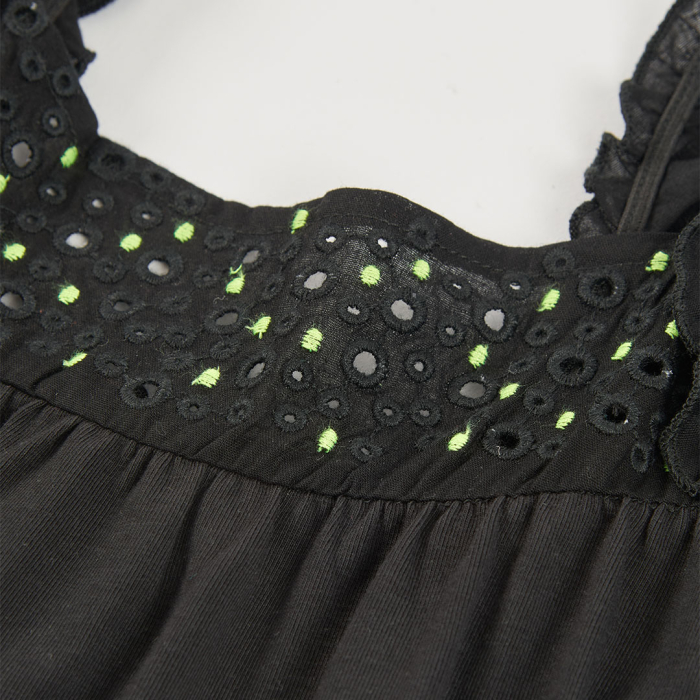 detail Dívčí černé šaty s volány a výšivkou BOBOLI