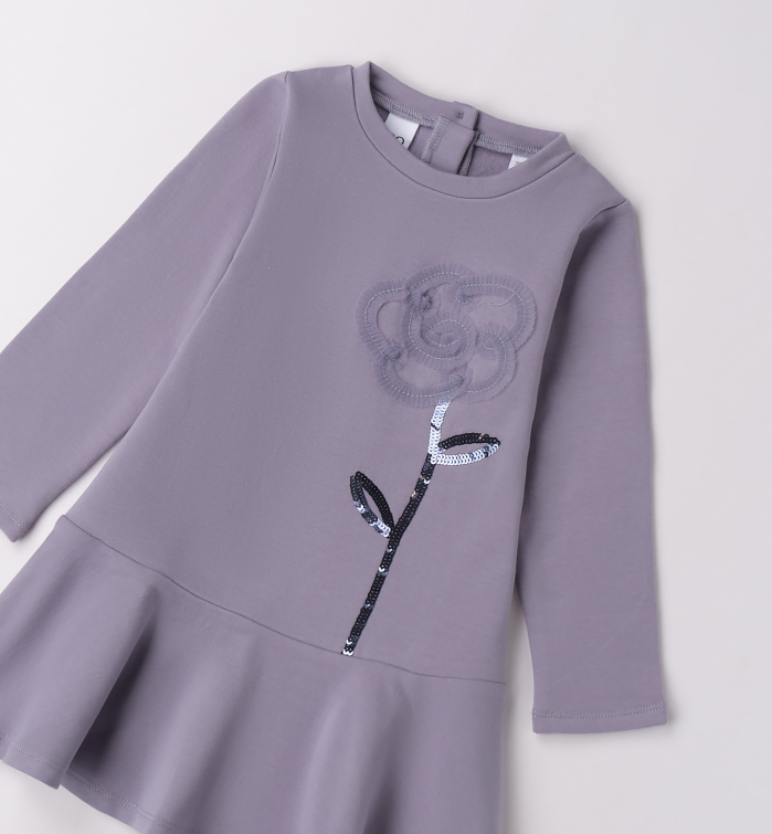 detail Dívčí fialové šaty s aplikací květiny IDO