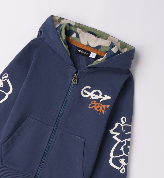 detail Chlapecká mikina s kapucí a graffiti potiskem SARABANDA