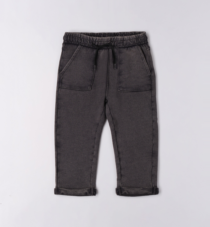 detail Chlapecké tepláky s kapsami v šedé barvě SARABANDA