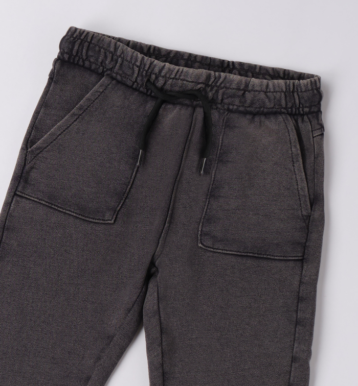 detail Chlapecké tepláky s kapsami v šedé barvě SARABANDA