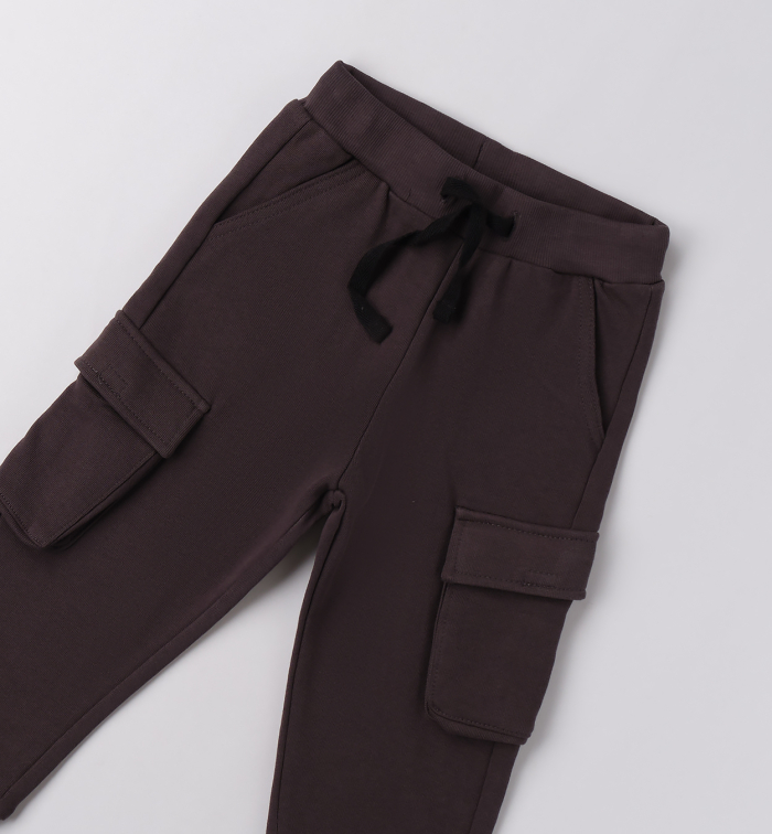 detail Chlapecké cargo tepláky v tmavě šedé barvě SARABANDA