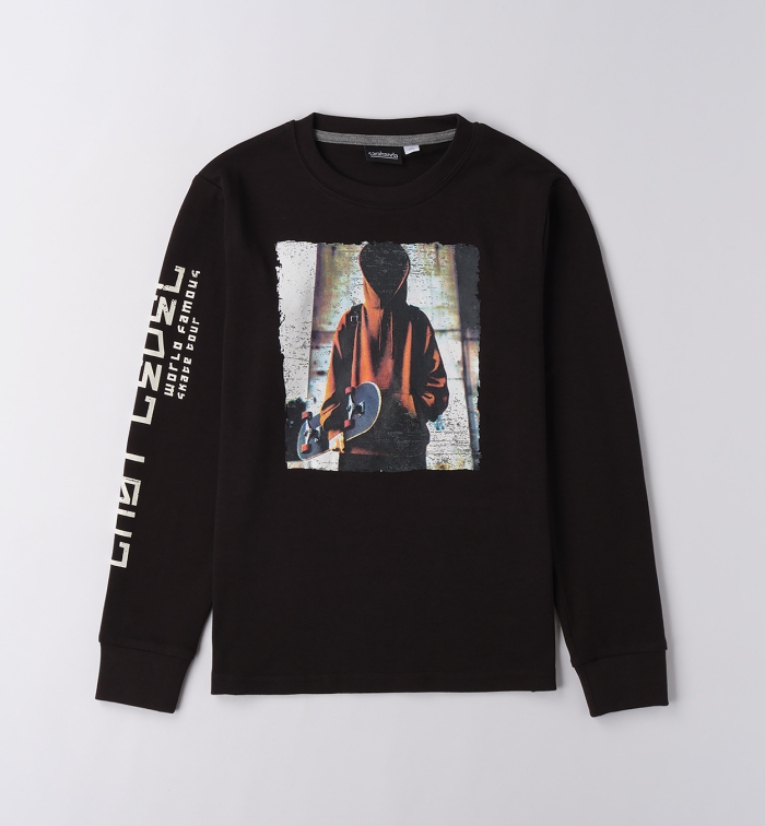 detail Chlapecké černé tričko s motivem skateboardisty SARABANDA