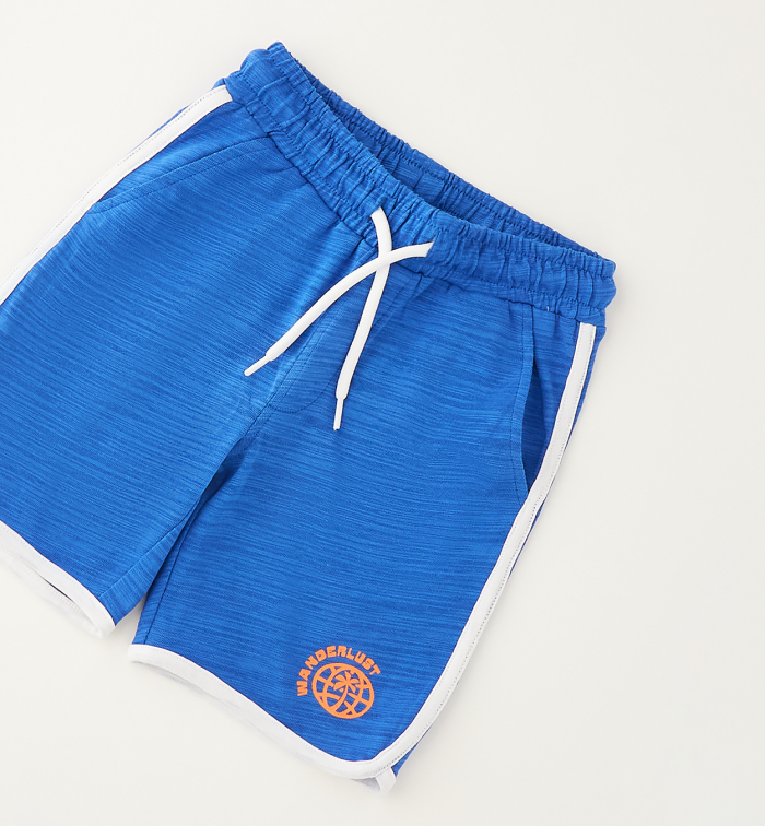 detail Chlapecké modré kraťasy s bílými pruhy a nápisem Wanderlust IDO