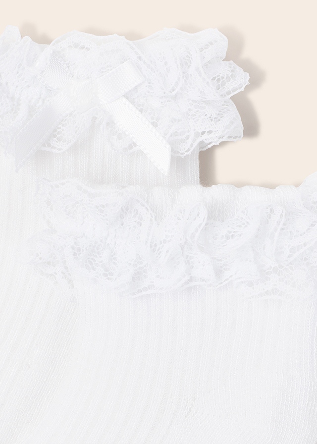 detail Dětské dívčí novorozenecké ponožky krajka, ozdobný volán MAYORAL