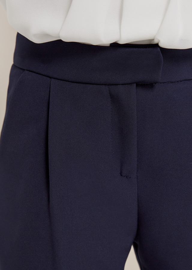 detail Dívčí krepové kalhoty s bočními a zadními kapsami. ABEL & LULA