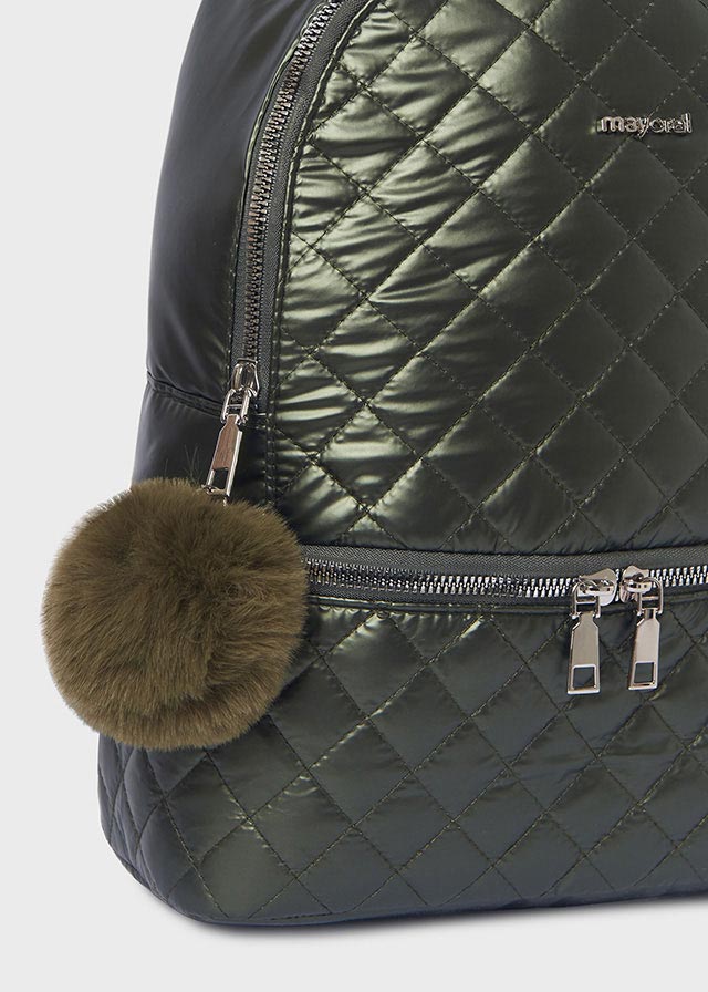 detail Dívčí batoh – elegantní a praktický doplněk MAYORAL