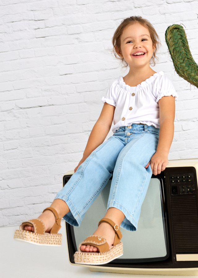 detail Dívčí kalhoty ve světlém tónu MAYORAL