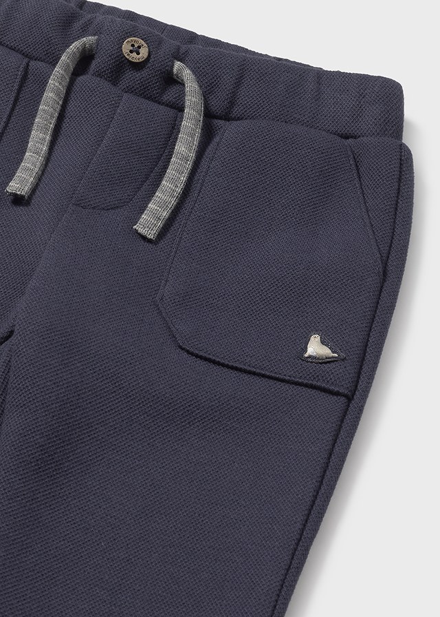 detail Chlapecké tepláky s kapsami – tmavě modré MAYORAL