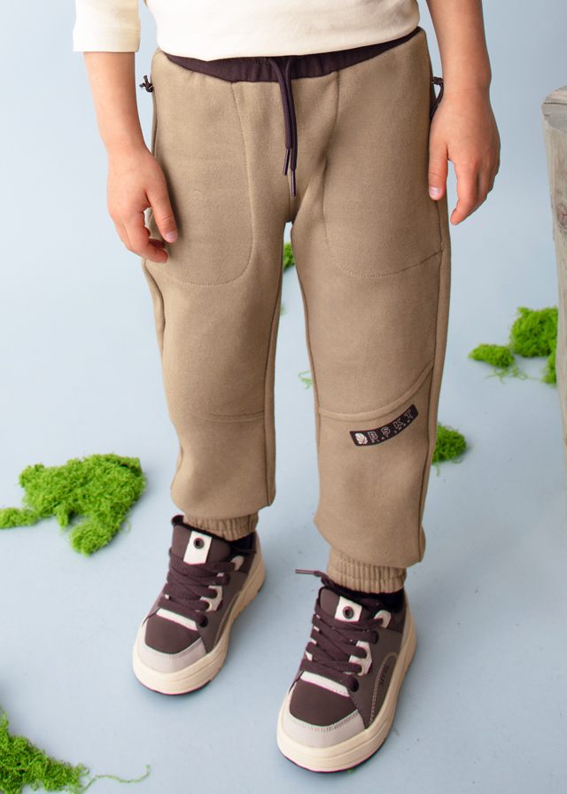 detail Chlapecké béžové kalhoty s elastickým pasem – slim střih MAYORAL