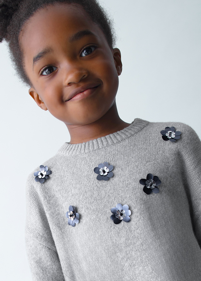 detail Dívčí 2v1 set šaty a svetřík – elegantní a praktický kousek MAYORAL