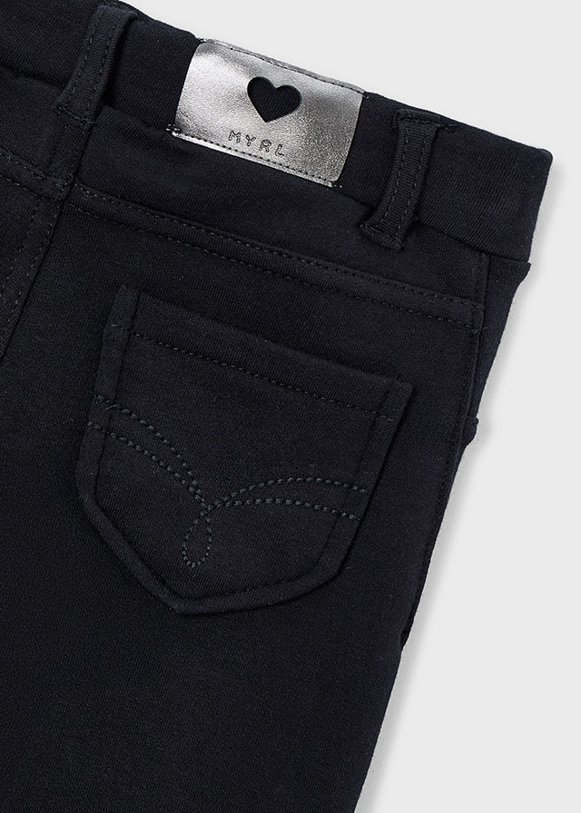 detail Dívčí strečové kalhoty – černé pohodlí na každý den MAYORAL