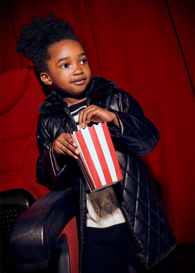 detail Dívčí černý koženkový kabát s kožešinovým límcem MAYORAL