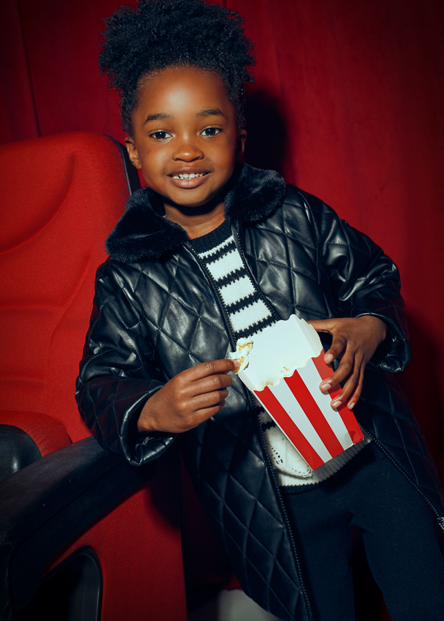 detail Dívčí černý koženkový kabát s kožešinovým límcem MAYORAL