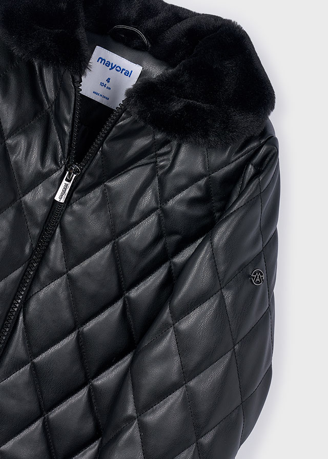 detail Dívčí černý koženkový kabát s kožešinovým límcem MAYORAL