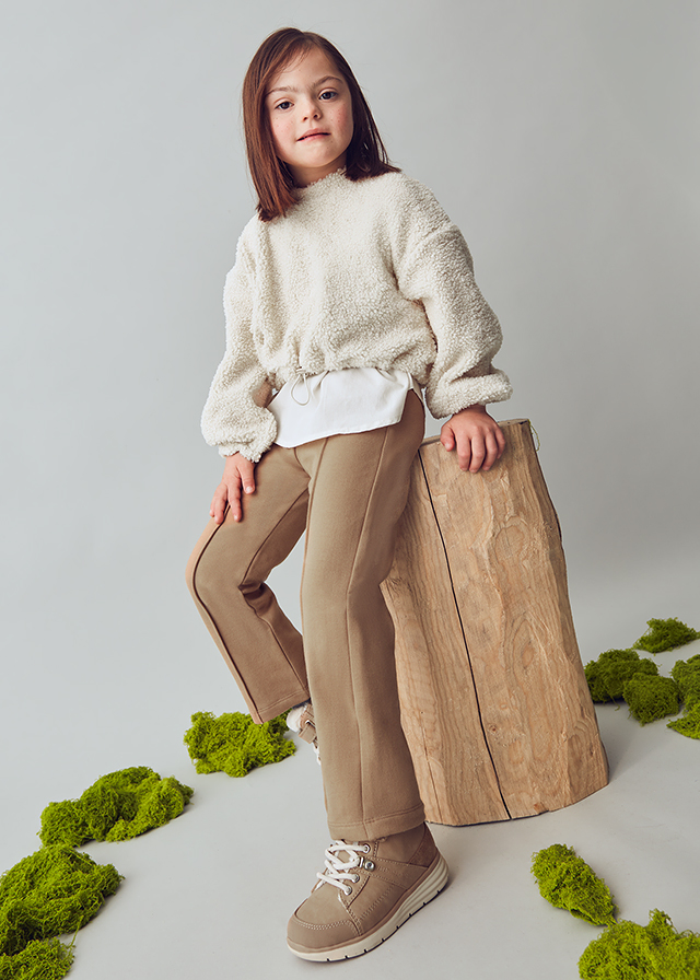 detail Dívčí elegantní hořčicové kalhoty s puky MAYORAL