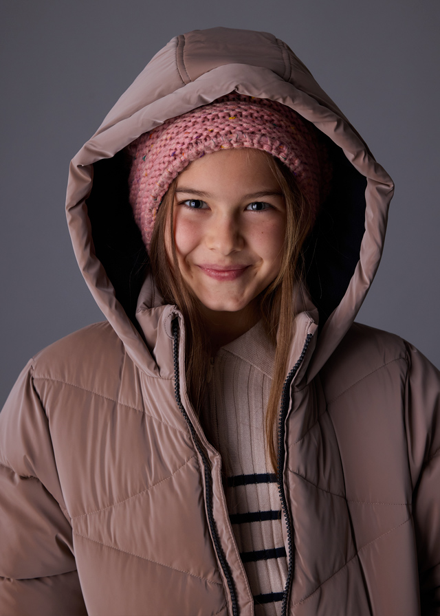 detail Dívčí hnědá prošívaná bunda s kapucí na zimu MAYORAL