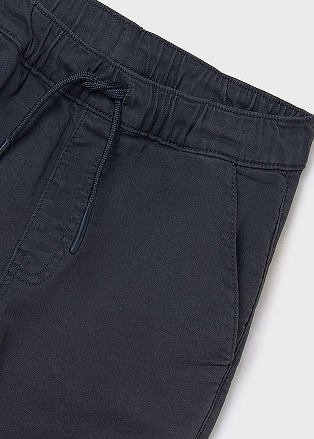 detail Chlapecké tmavě modré kalhoty s elastickým pasem a šňůrkou MAYORAL