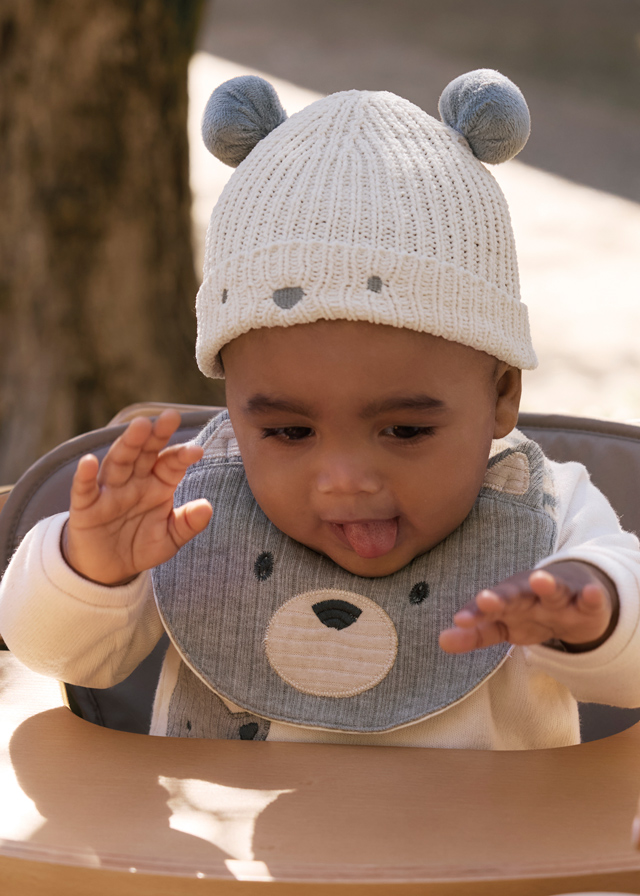 detail Chlapecká kojenecká souprava čepice a rukavice v motivu medvidka MAYORAL