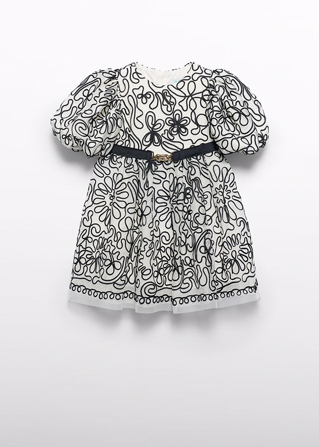 detail Dívčí bílé šaty s černou květinovou výšivkou a páskem ABEL & LULA