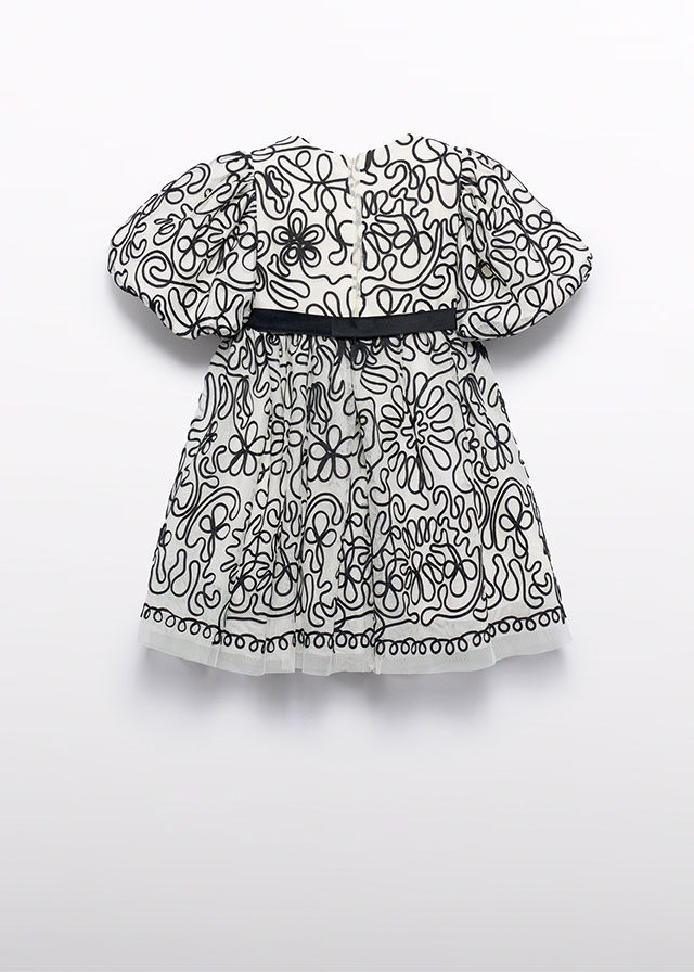 detail Dívčí bílé šaty s černou květinovou výšivkou a páskem ABEL & LULA