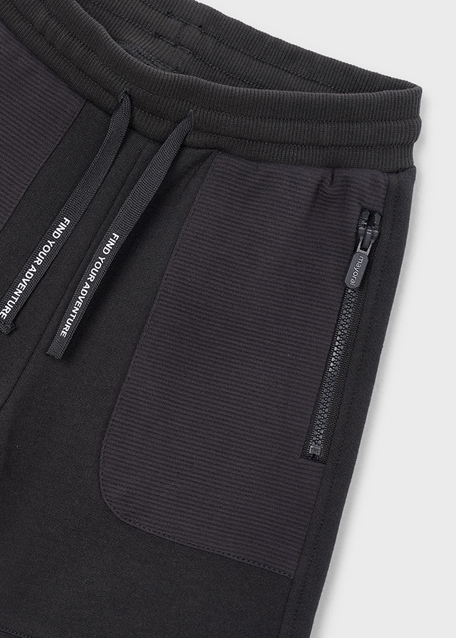 detail Chlapecké černé cargo jogger kalhoty s kapsami pro každý den MAYORAL