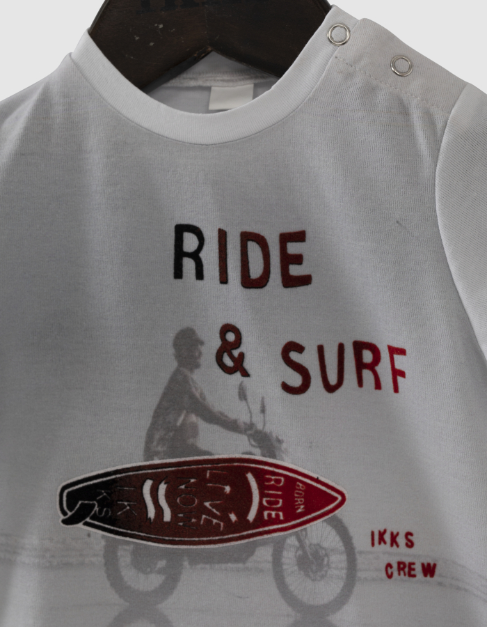 detail Chlapecké tričko s nápisem Ride & Surf IKKS
