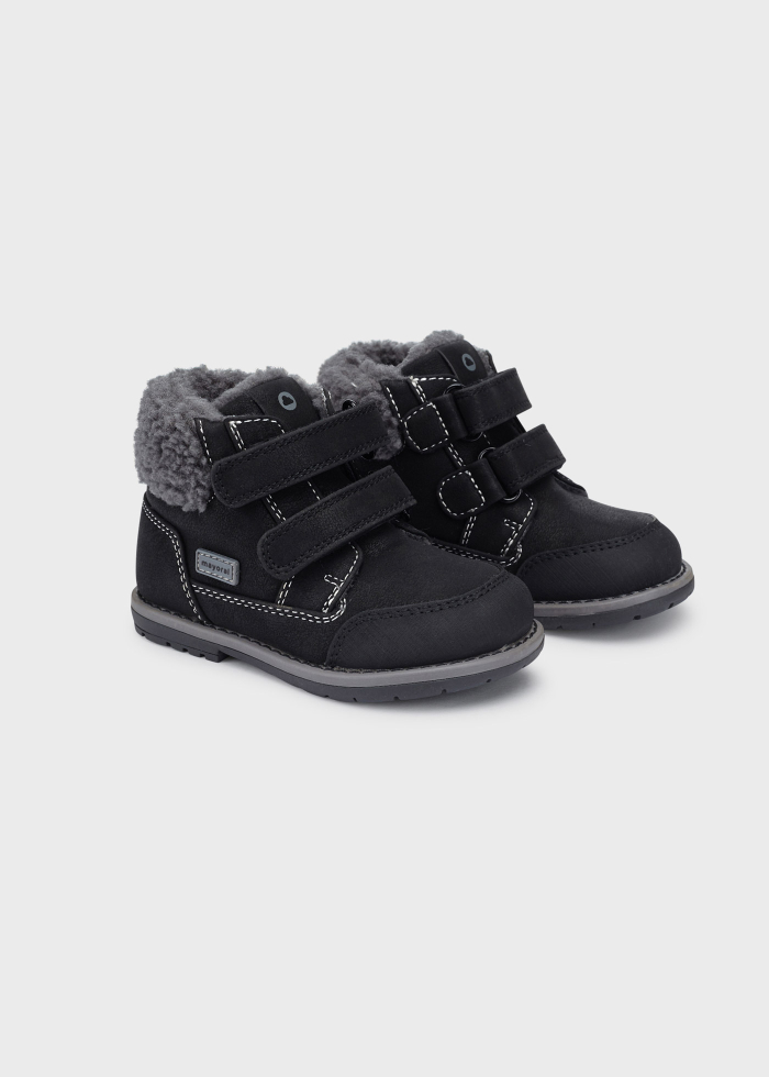 detail chlapecké kotníkové boty s vlněnými detaily MAYORAL