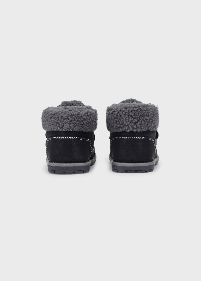 detail chlapecké kotníkové boty s vlněnými detaily MAYORAL