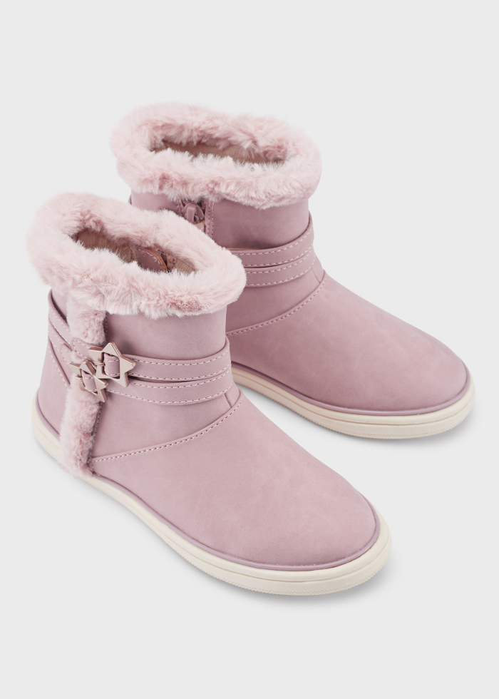 detail Dívčí kotníkové boty s detaily z umělé kožešiny MAYORAL