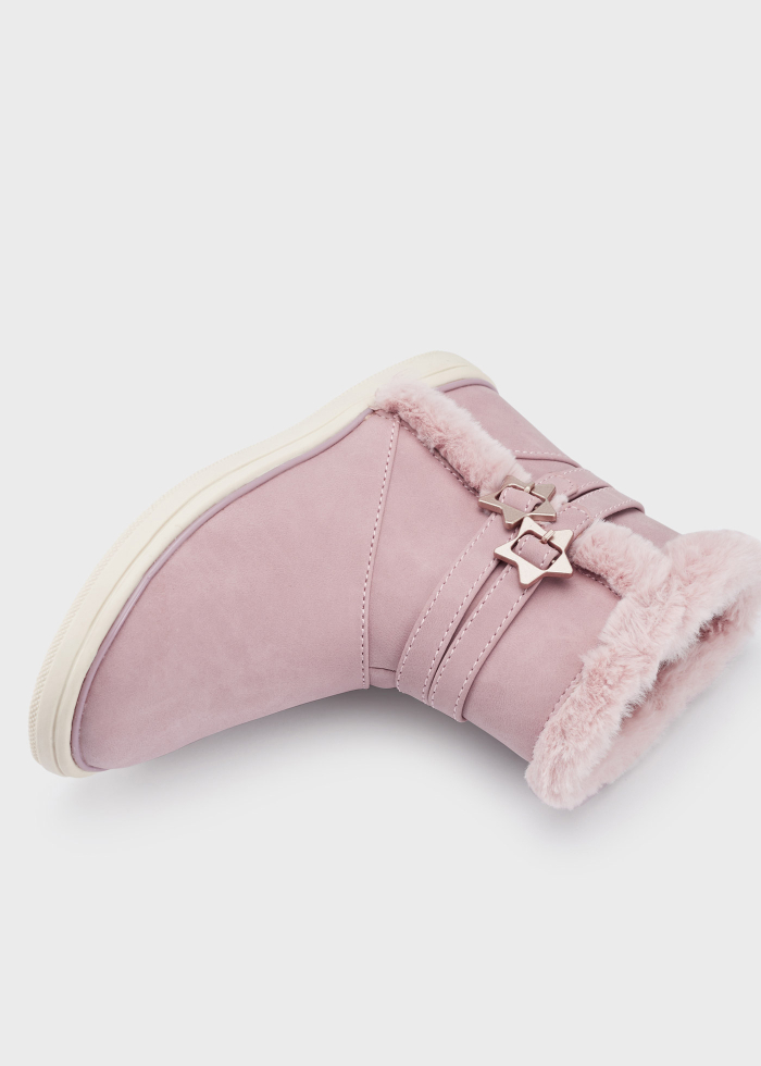 detail Dívčí kotníkové boty s detaily z umělé kožešiny MAYORAL