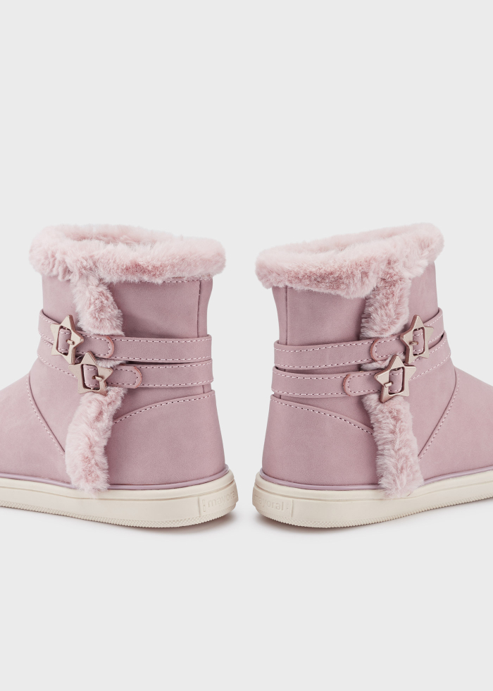 detail Dívčí kotníkové boty s detaily z umělé kožešiny MAYORAL