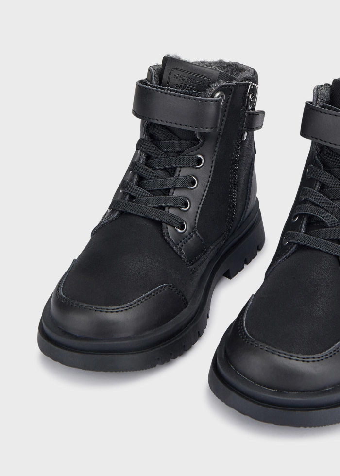 detail Chlapecké kotníkové boty s podšívkou z umělé kožešiny MAYORAL