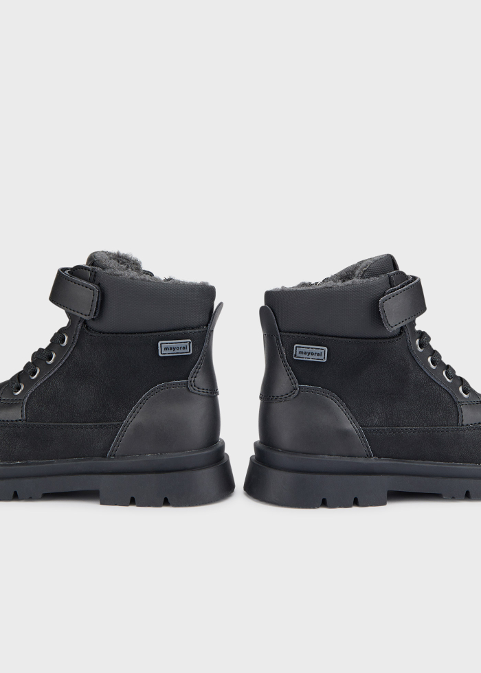 detail Chlapecké kotníkové boty s podšívkou z umělé kožešiny MAYORAL