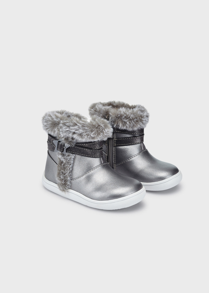 detail Dívčí detailní kotníkové boty s podšívkou z umělé kožešiny MAYORAL