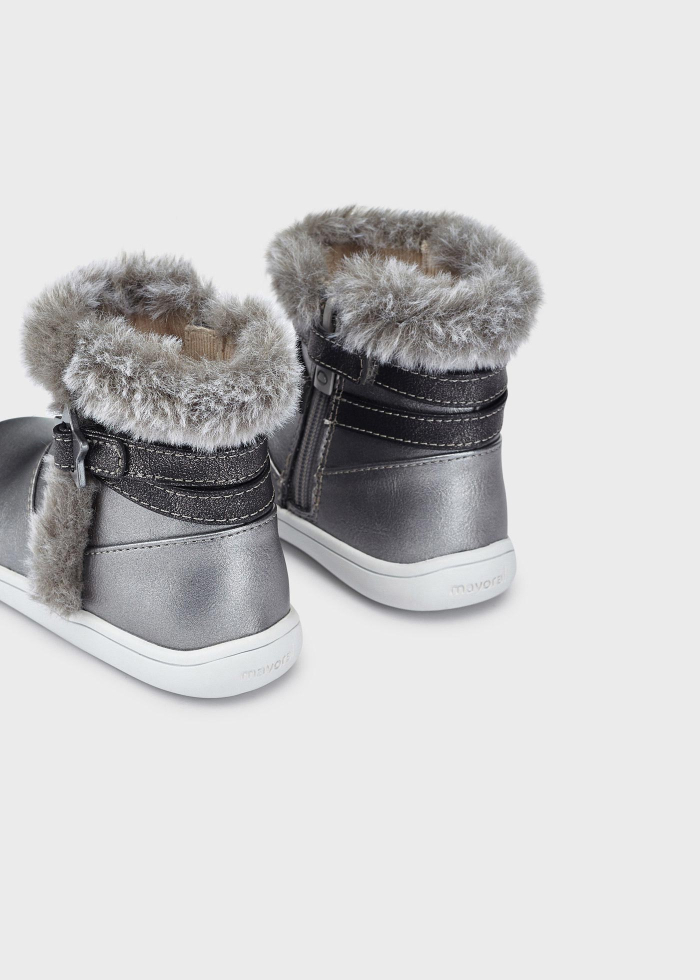 detail Dívčí detailní kotníkové boty s podšívkou z umělé kožešiny MAYORAL