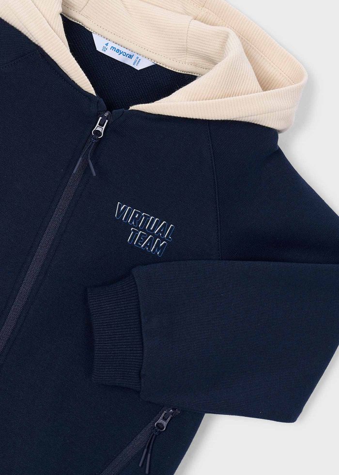 detail Chlapecká tmavě modrá mikina na zip s béžovou kapucí MAYORAL
