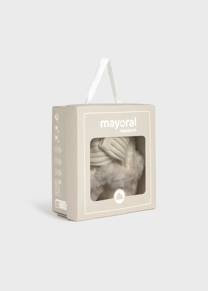 detail Unisex krémové kojenecké pletené capáčky s vyšším lemem MAYORAL
